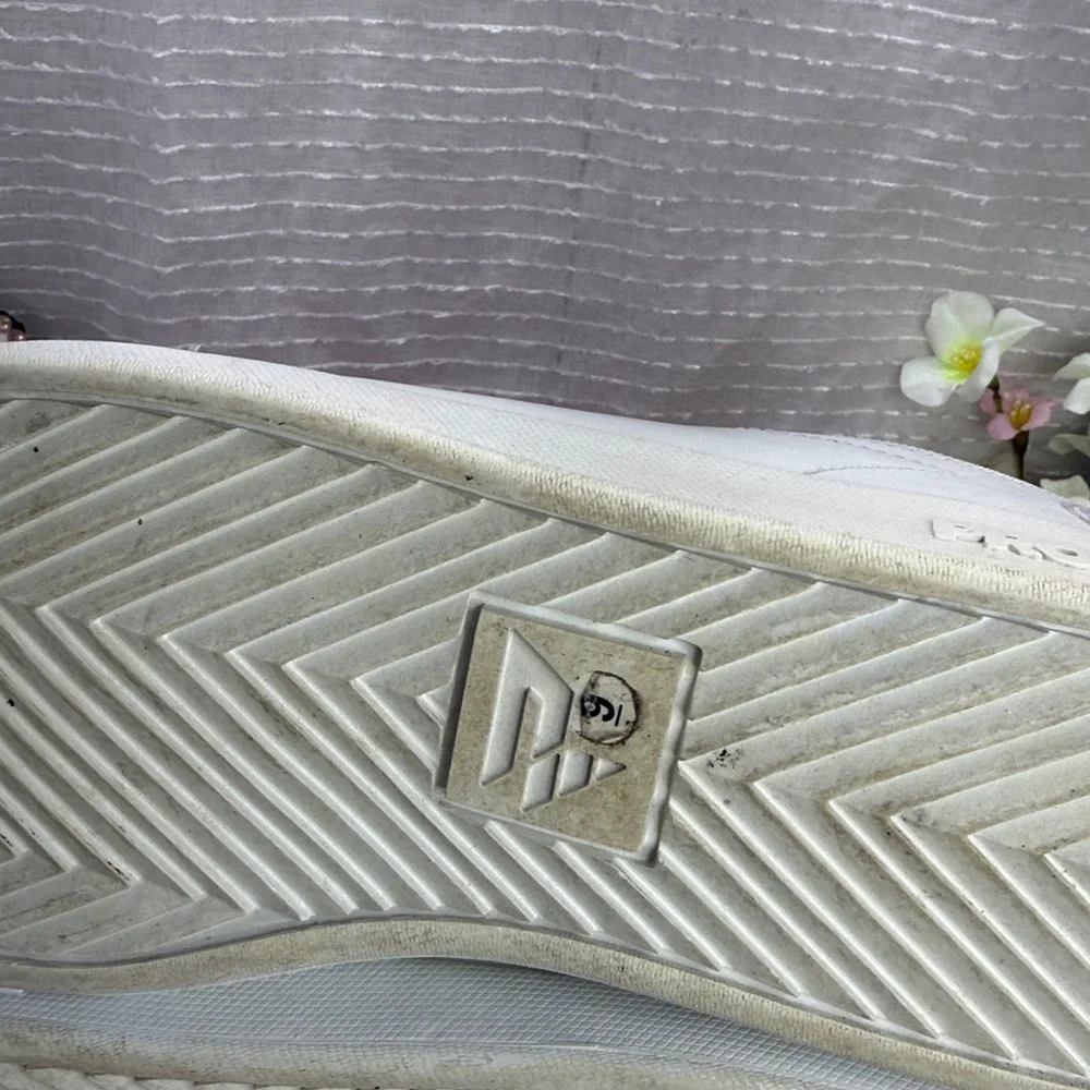 (T0) Protege men's white leather sneakers, size 9,low-cut.Casual,comfortable